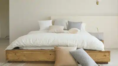 Optimisez votre espace avec un lit coffre : Guide pratique pour une chambre ordonnée et stylée